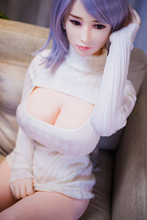 3 高級TPEラブドール可奈。ラベンダー髪、白いリブセーターから覗くリアルな胸元。ソファに座る姿。.
