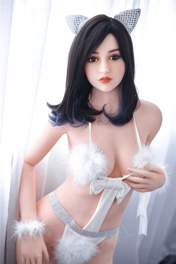 IMG_1796 白い猫耳とふわふわベビードールを着た黒髪のラブドール。魅力的なポーズでキラキラのストラップが映える。.