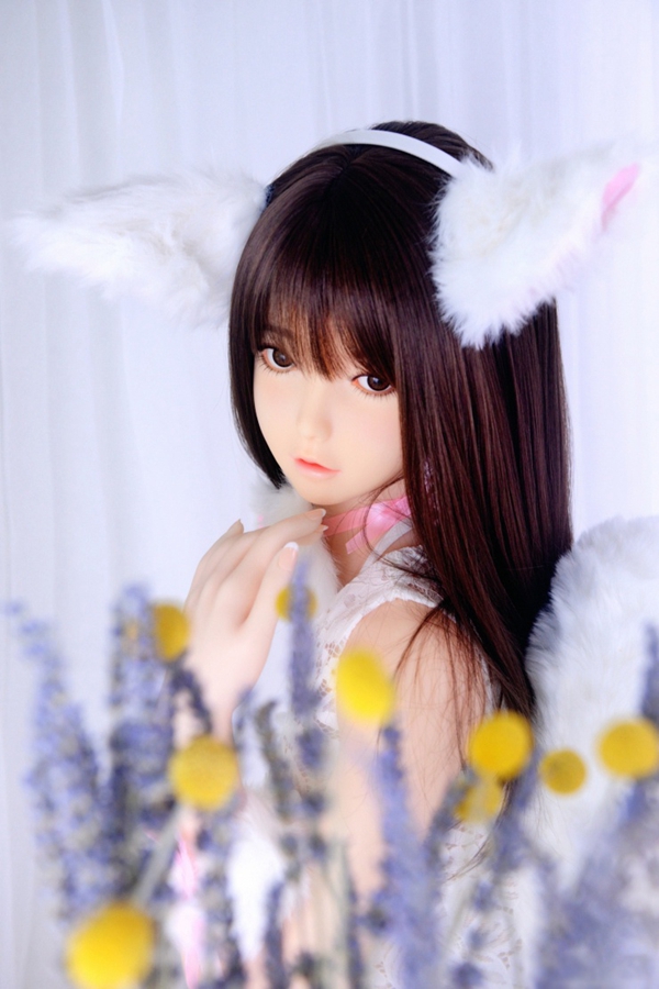 000044otgu7mg63g7avt0d.jpg.thumb 148cmラブドール香穂、茶髪、白い猫耳、レースドレス、指先で唇に触れる、製品紹介.