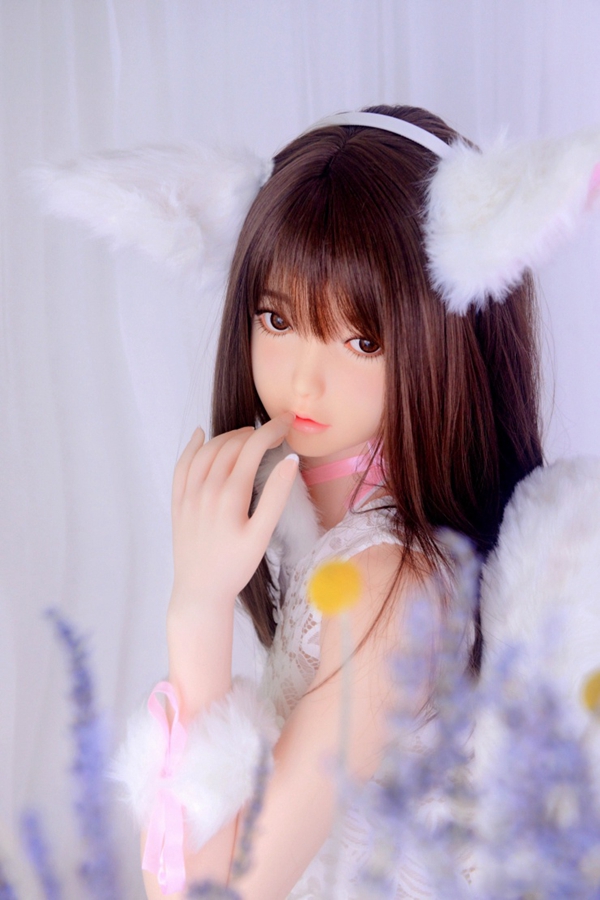 000048evszbrb5q5bprujj.jpg.thumb 148cmラブドール香穂、茶髪、白い猫耳、レースドレス、指先で唇に触れる、製品紹介.