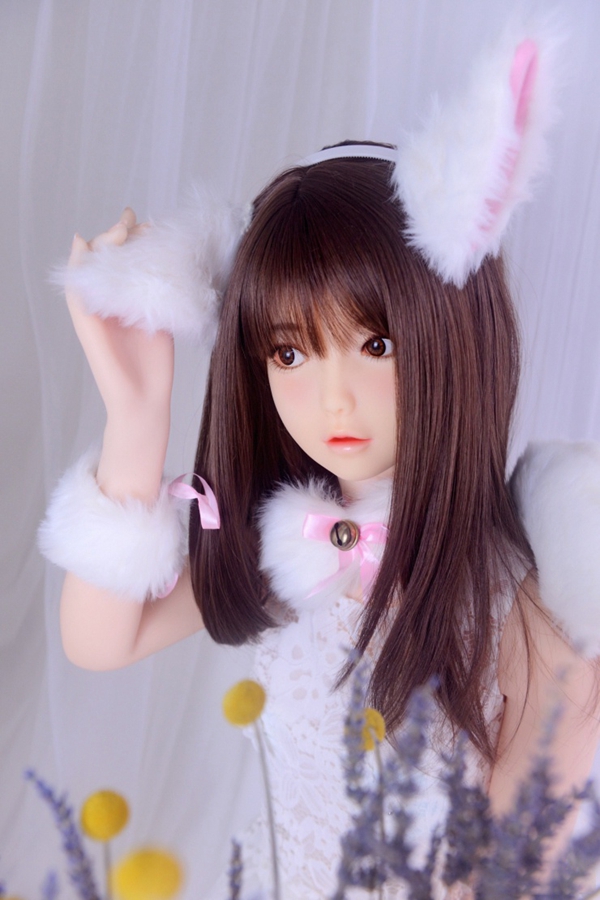 000109ga86q63rt7dohqul.jpg.thumb 148cmラブドール香穂、茶髪、白い猫耳、リボンの鈴付きレースドレス。製品写真。.