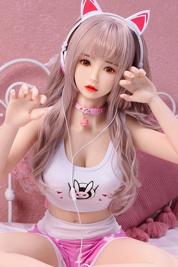 1 130cmラブドール愛璃、白い猫耳ヘッドセット、白いタンクトップ、ピンクのショートパンツ、音楽好きのファッションスタイルを提示.