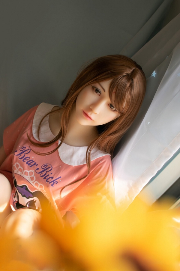 105108zds49szk44in9n4q.jpg.thumb 茶髪のラブドール美祈、白い襟付きピンクTシャツ着用、製品ページ用.