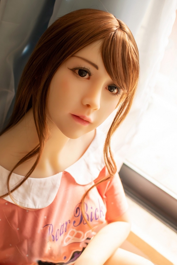 105216jz5c1le33hlxnj1h.jpg.thumb ラブドール「美祈」、茶髪、白い襟のピンクTシャツ着用、製品ページ用.