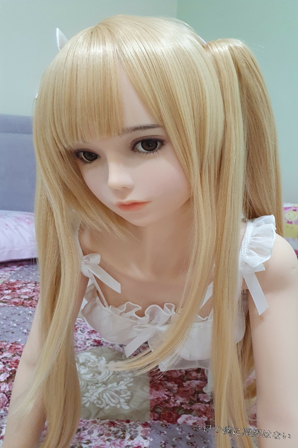 124820bo1hc6o0jmhwfo3e 美少女ラブドール「安莉」115cm、金髪ツインテール、白いフリルトップ着用。製品紹介ページ用。.
