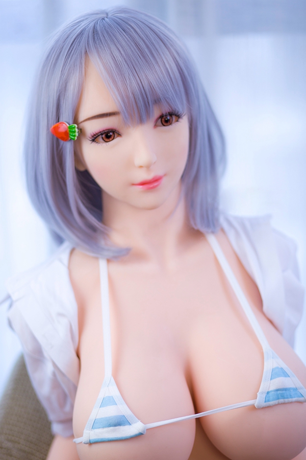 15 140cmラブドール佳江、TPE素材、青ボーダービキニ着用、紫ショートヘアにいちごヘアピン。ソファに座った外観展示。.