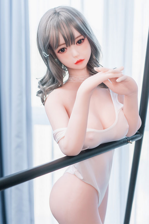 少女 ラブドール オナホドール 法美 158cm 法美ラブドール158cm。銀髪、赤い唇、白いシースルー水着でバーに寄りかかる少女のリアルな肢体。.