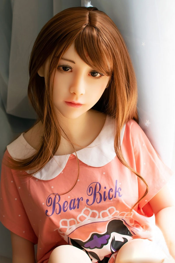 1820 ラブドール美祈148cm、リアルな顔立ち、茶髪、ピンクのTシャツ着用、製品ページ用.