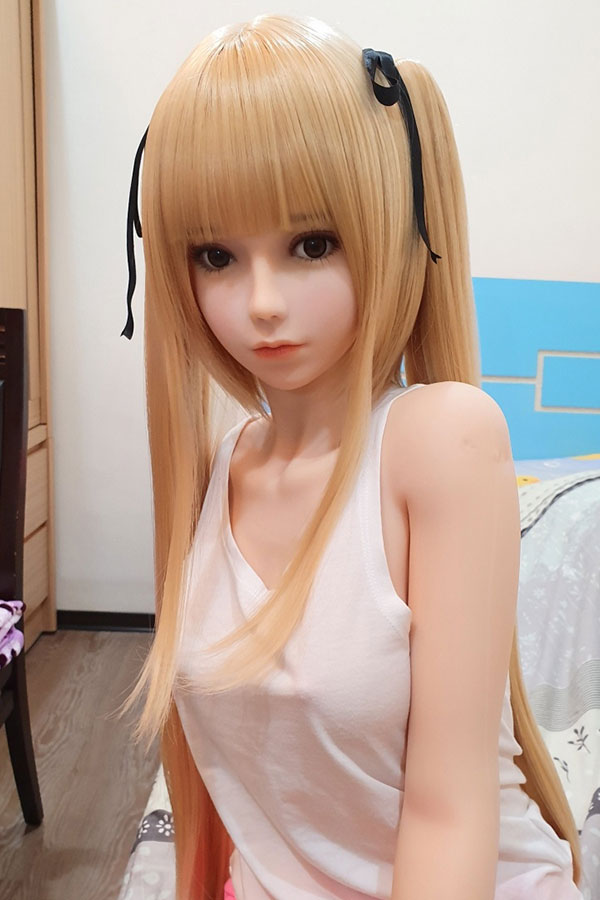 1839 金髪ツインテールの美少女ラブドール「安莉」115cm。白いタンクトップ着用。リアルな肌、愛らしい顔立ち、ゼリー胸。製品紹介ページ用。.