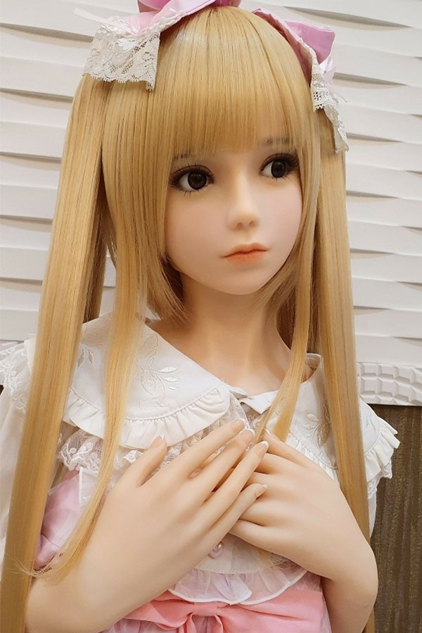 TPE ラブドール 葵 140cm TPEラブドール「葵」。ブロンドツインテール、大きな瞳とピンクのリボンが可愛い顔立ち。白いフリルブラウスとロリータスカートが魅力的。.