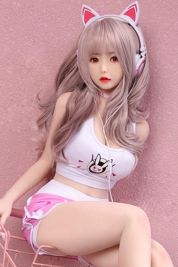 2 可愛いラブドール愛璃 130cm、白いヘッドセットとイヤホン、白いタンクトップ、ピンクのショートパンツ、音楽好きの女の子.