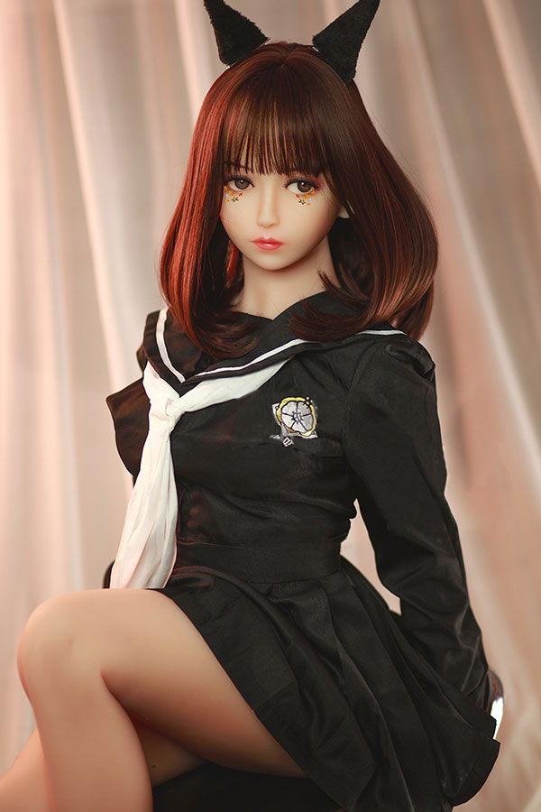 高級ラブドール愛梨:猫耳、茶髪ボブ、星メイクの瞳、黒セーラー服と白タイを着用したリアルダッチワイフ。.