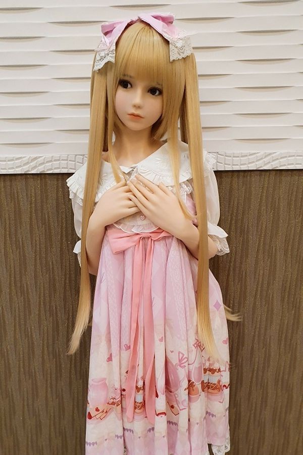 215529su7xh3nx0vhbmyu5.jpg.thumb TPEラブドール葵、金髪ツインテールとピンクのリボンが可愛いロリータドレス姿。両手を胸に添える。.