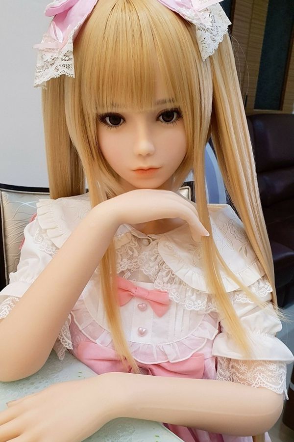 215615bthmwx70w1qoaoqp.jpg.thumb リアルなTPEラブドール葵。金髪ツインテール、大きな瞳とぱっつん前髪。フリルとレースのロリータ衣装のディテール。.