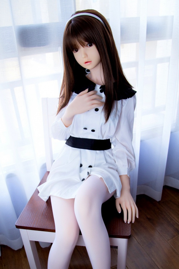 234252xdtgpdf6d6gv6dxe.jpg.thumb_副本 茶髪ロングヘアのラブドール「美津」138cm、白いカチューシャ、黒襟白ワンピース、黒ベルト、室内椅子に座る、リアルな肌.