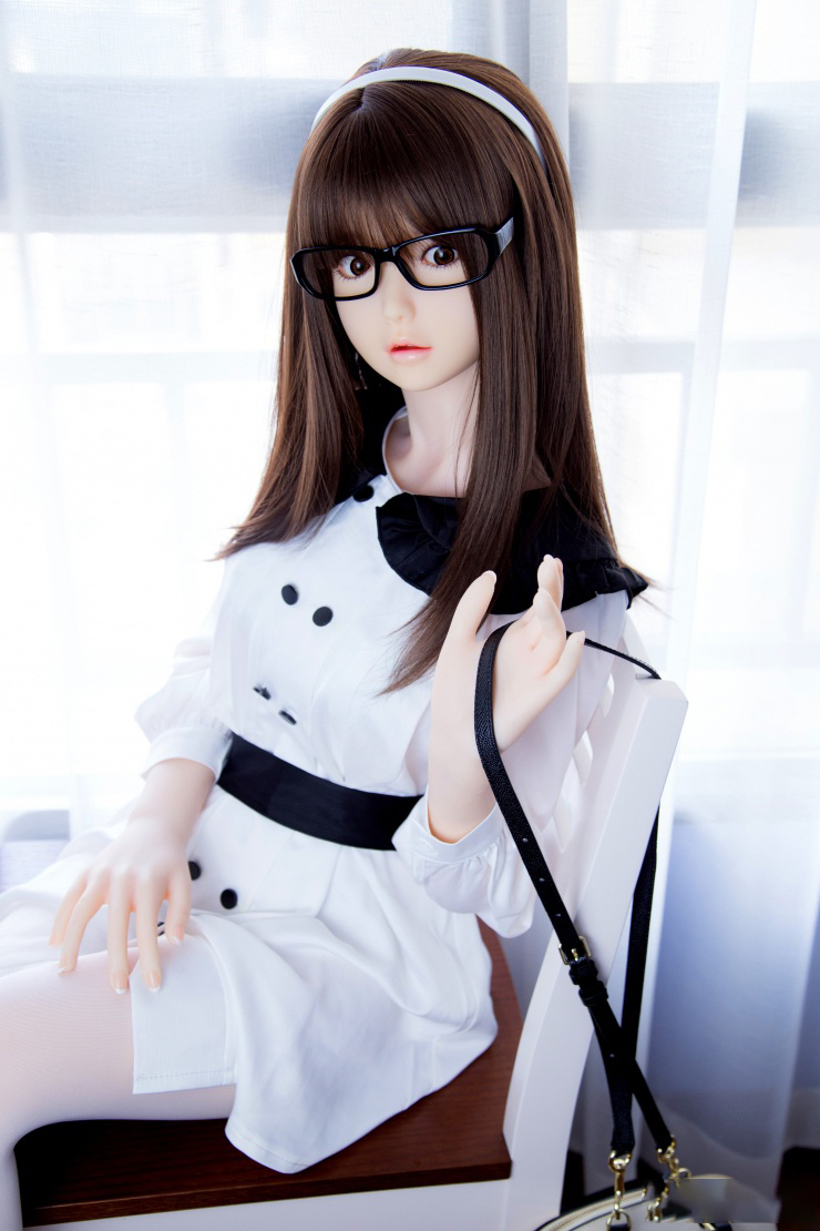 234257c8z5hknkz557enw3.jpg.thumb 黒縁メガネ、白いカチューシャ、黒襟白ワンピースのラブドール「美津」が椅子に座る。茶髪ロングヘア、リアルな肌。.