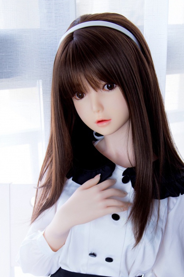 234257gxtxzeqrxeegy6he.jpg.thumb_副本 茶髪ロングヘア、白いカチューシャ、白ワンピース、黒襟、黒ベルトのラブドール「美津」が室内で椅子に座る。.