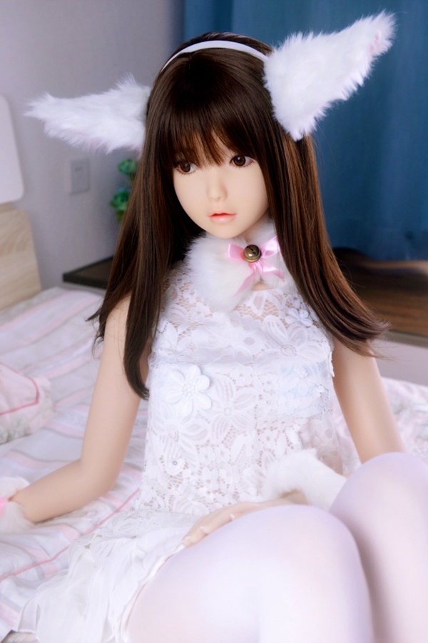 235941egghu0nhdyhuky64.jpg.thumb 148cmラブドール香穂、白い猫耳とレースドレス、茶髪、TPE製、ベッドに座る製品画像.