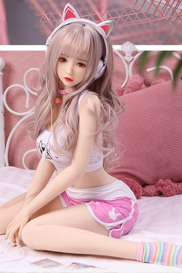 3 130cmラブドール愛璃、白いヘッドセットとイヤホン、白いタンクトップ、ピンクショートパンツ、音楽好きを表現.