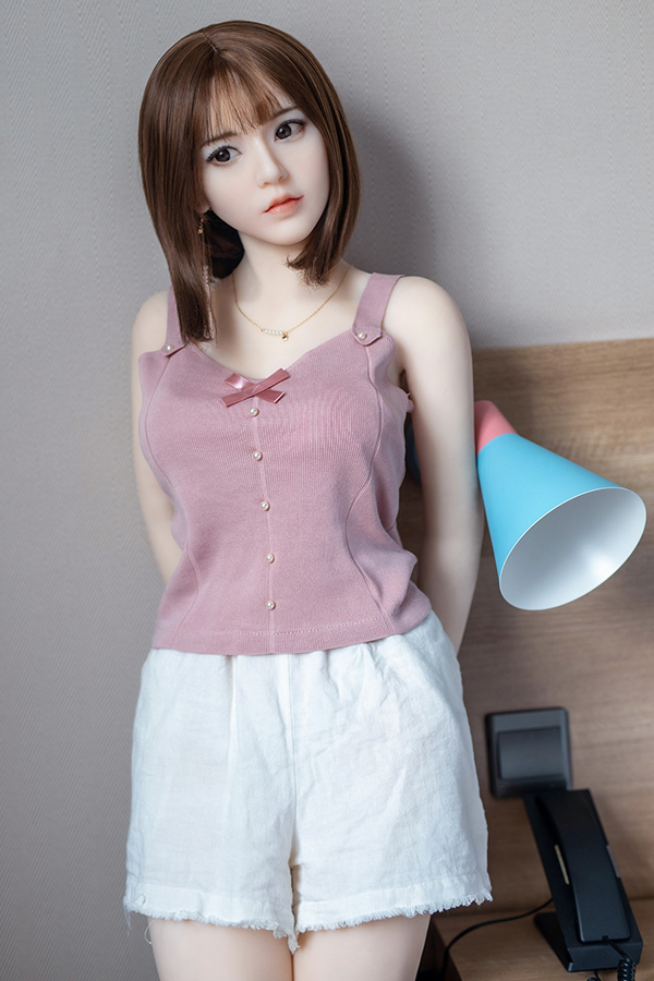3 清楚系リアルラブドール弥月の全身。茶色ボブヘア、ピンクのニットトップス、白いフリンジショートパンツ、パールネックレス着用。.