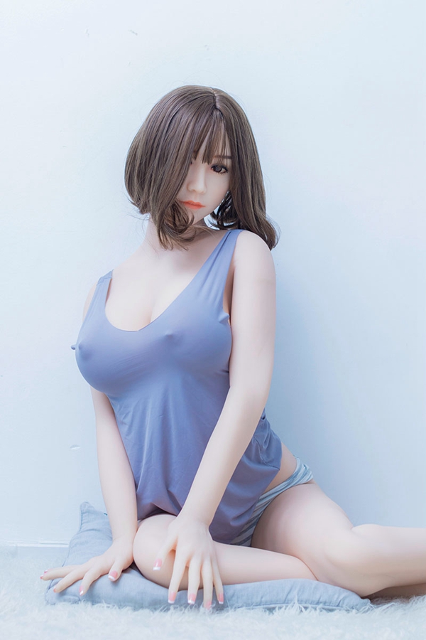 30 ショートブラウンヘアの高級ラブドール「理賀」168cm、ラベンダー色タンクトップとストライプショーツ着用。TPE素材。.
