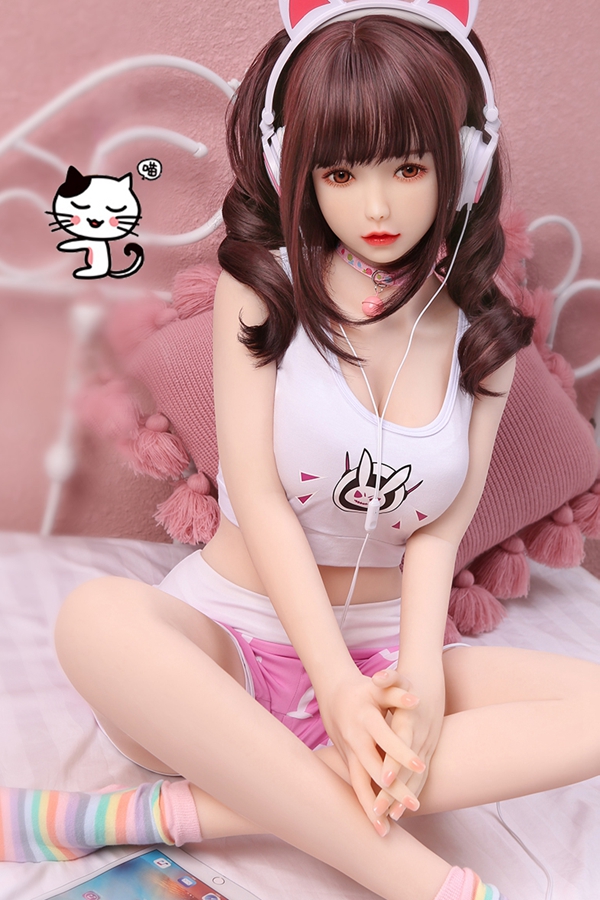 4 130cmラブドール愛璃、白い猫耳ヘッドフォン、白いタンク、ピンクショートパンツ、ベッドでタブレット横に座る、音楽好き.