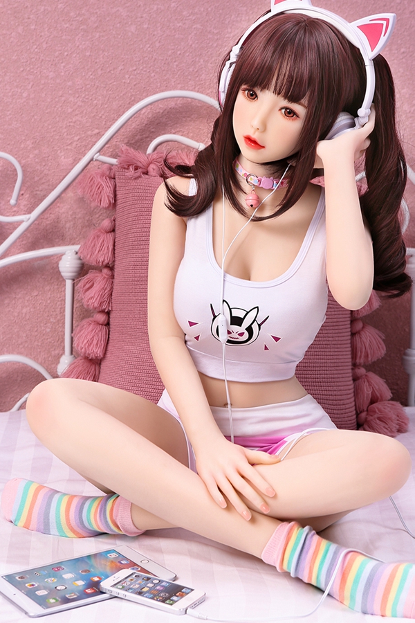 5 130cmラブドール愛璃、白い猫耳ヘッドセットとイヤホン、白タンクトップ、ピンクショートパンツ、ベッドでタブレットとスマホ横に座る、音楽好きスタイル.