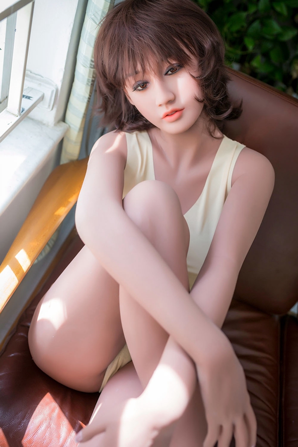 59 熟女華香リアルドール:革張り椅子に座りリラックスしたポーズ。ブロンドボブヘア、TPE製。製品紹介。.
