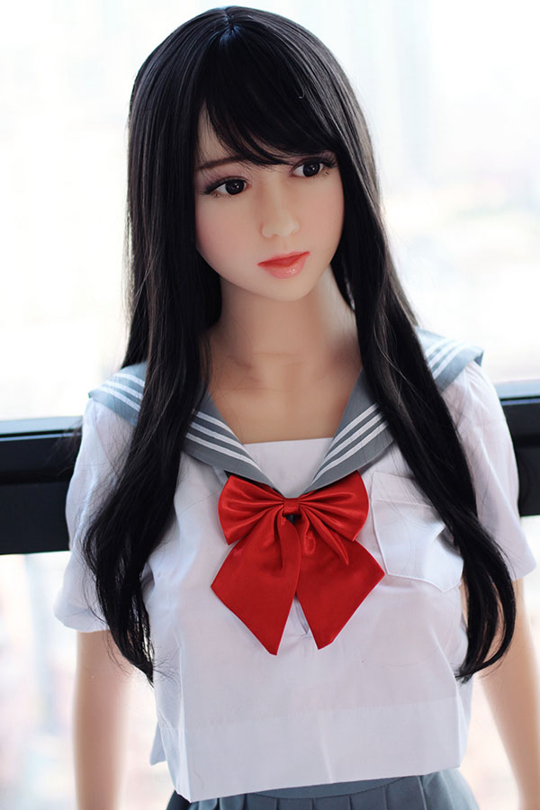 656 アダルトラブドール佳音(148cm)、黒髪ロング、セーラー服着用。リアルな顔と肌のディテール。製品ページ用。.