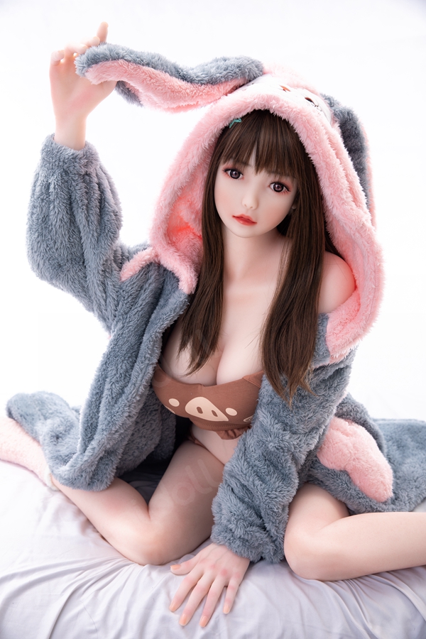 7O8A7212 148cmラブドール、茶色のブタ顔ブラレット&ショーツ、グレーのボアジャケット着用。製品ページ用。.