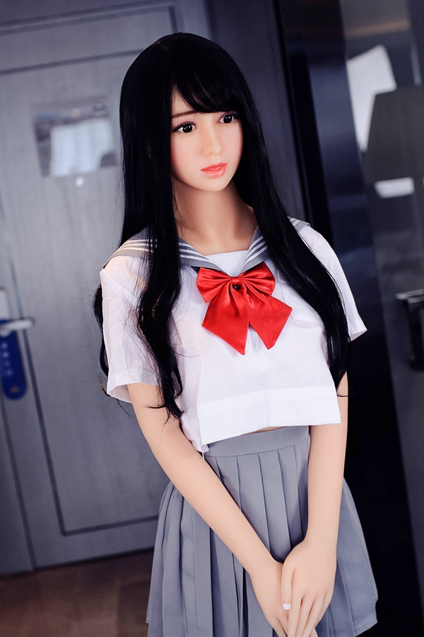 IMG_0078-修 148cm 黒髪ロングのラブドール佳音。白いセーラー服、グレープリーツスカート、赤リボン。リアルな顔と肌。製品ページ用。.