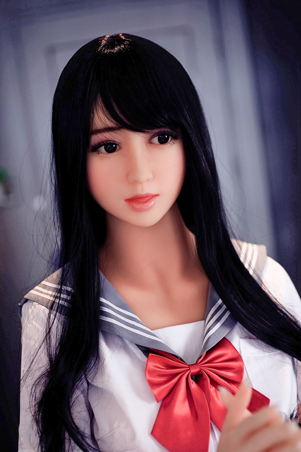 IMG_0103修 黒髪ロングの佳音(148cm)ラブドール。リアルな顔と肌のディテール、セーラー服と赤いリボン。製品ページ用。.