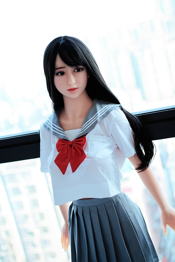 IMG_0155-修 ラブドール佳音148cm、黒髪ロング、セーラー服着用。リアルな顔と肌。製品ページ用。.