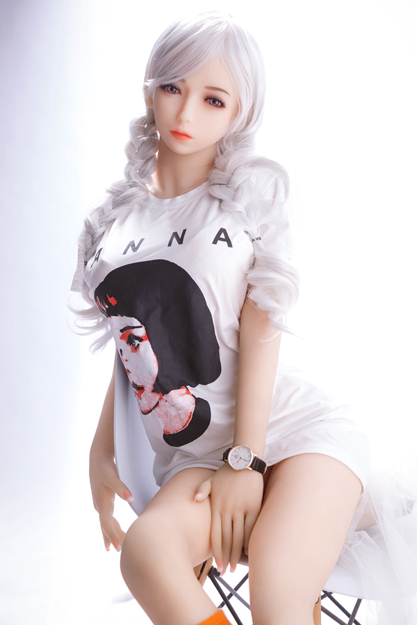 IMG_4419 148cm美月ラブドール、白いツインテール、ANNAプリントTシャツ、腕時計着用、椅子に座る。リアルな肌、紫の瞳。製品ページ。.