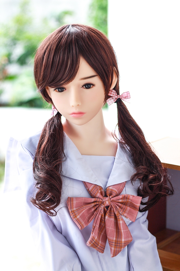 IMG_8688 148cmラブドール悠梨:茶色のツインテール、青いセーラー服、チェック柄リボン着用。TPE素材製でリアルな肌触り。.