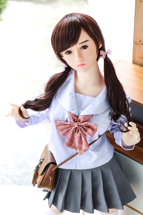 IMG_8691 148cmラブドール悠梨:青いセーラー服、チェック柄リボン、グレープリーツスカート、茶色ショルダーバッグ着用。TPE素材製。.
