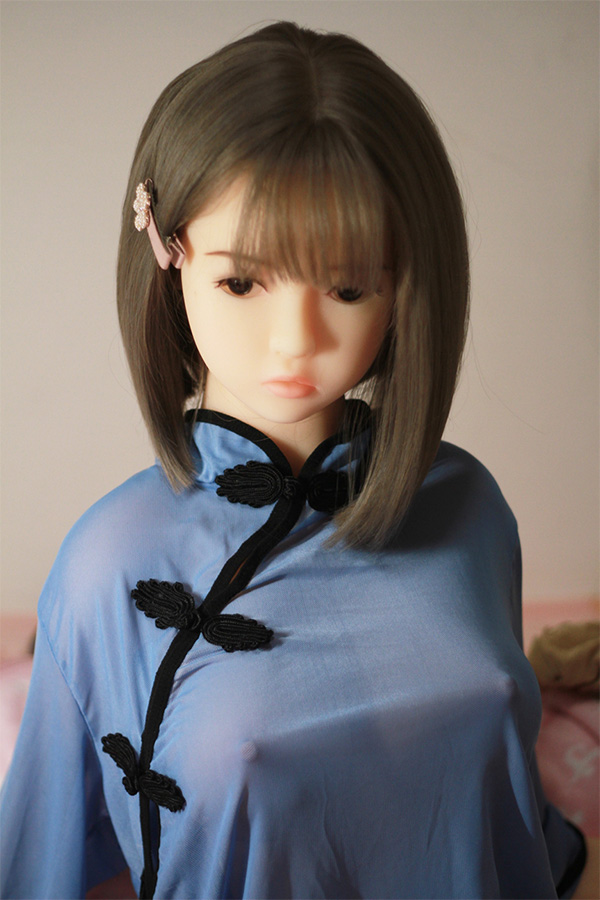 zhutu002 100cm怜美ドール、青いチャイナドレス着用。グレーショートヘアに花クリップ。リアルな顔立ちと肌。製品外観展示用。.
