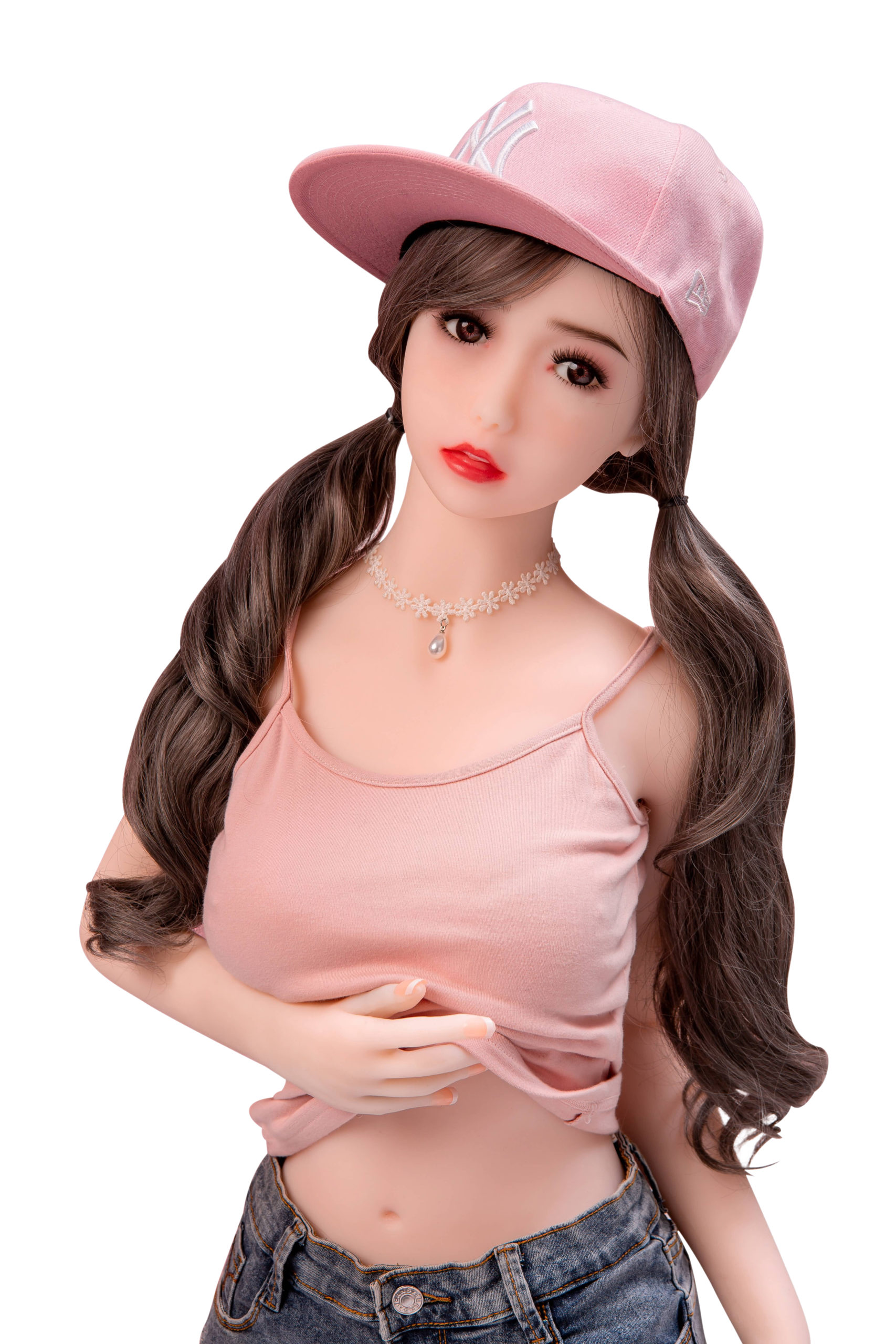 010 リアル ラブドール 里菜 148cm ピンクのタンクトップとデニムショートパンツ、ツインテール、ピンクのキャップ、チョーカー、パールネックレス着用.
