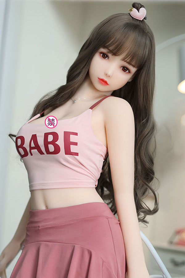 1881 115cmラブドール美記、BABEロゴ入りピンククロップトップと淡いピンクのスカート姿。柔らかな肌触りと微笑む顔が魅力的.