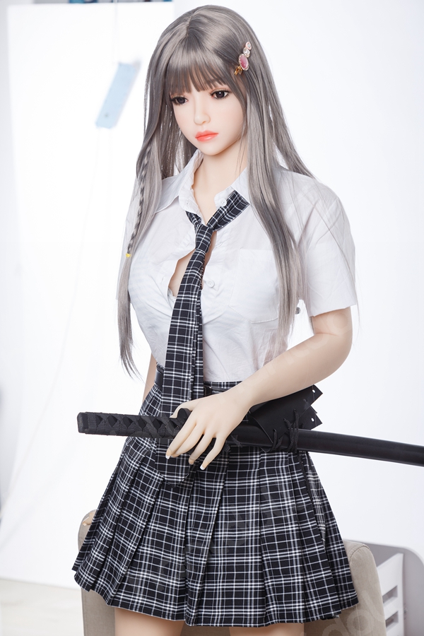 IMG_5957 158cmラブドール弥音、JK制服風衣装、灰髪、タータンチェックスカート、黒刀持ち、製品ページ用.
