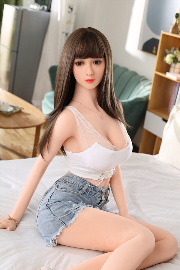 801A9564 170cmラブドール華英:茶髪ロング、白タンクトップ、デニムショートパンツ。TPE製、リアルな外観。.