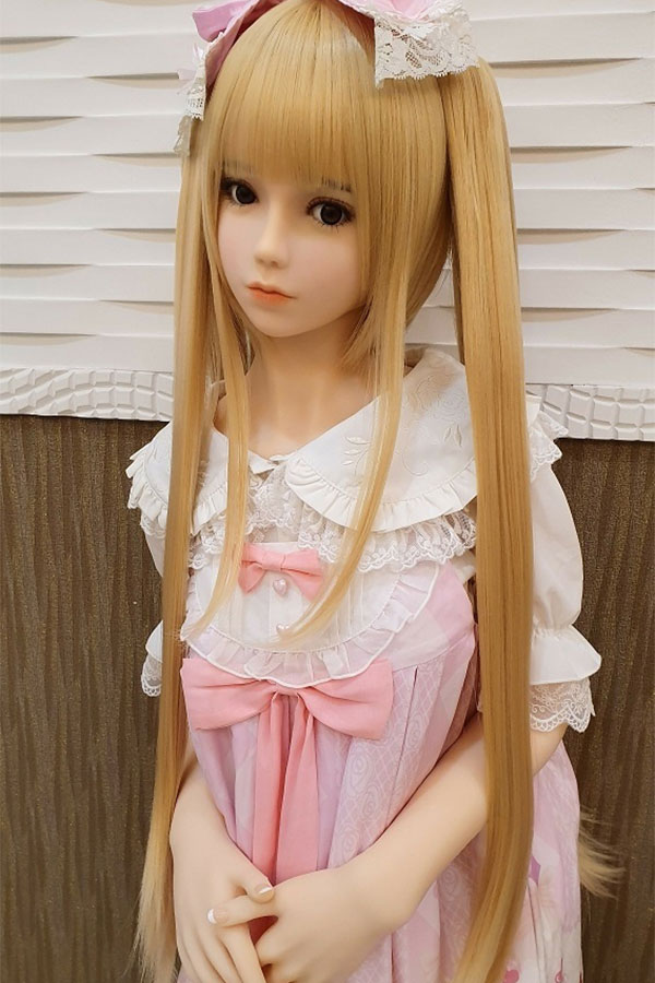 H1840 ブロンドロングストレートウィッグ。日系かわいいロリータスタイル。ツインテール、レース、ピンクのリボン装飾。製品外観提示用。.