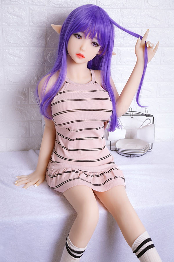 H2126 パープルロングヘアのドール、ピンクのストライプ柄タンクトップワンピース着用。エルフ耳が特徴。.
