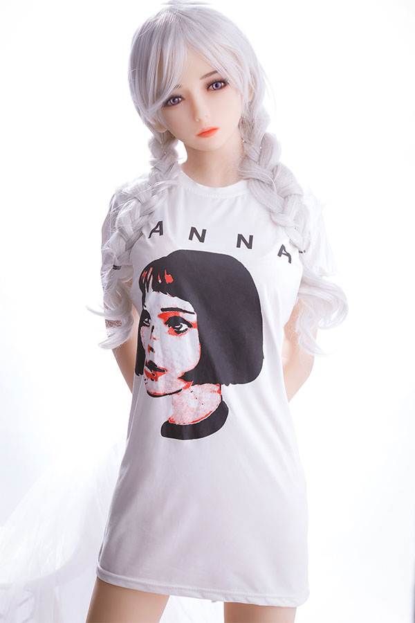 H2176 白いTシャツに「ANNA」と顔のイラスト、シルバーのロングヘアを三つ編みにしたドール(製品外観).