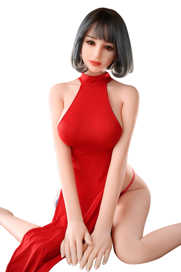 2642 等身大ラブドール淳美165cm、赤いホルターネックドレス着用、膝をつき、手を組む、ショートダークグレーボブヘア、リアルな肌.