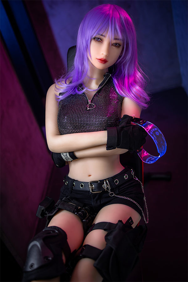 lovedoll331105 紫髪のラブドール、光るメッシュトップとショートパンツ姿。指なし手袋、膝パッド、発光ブレスレットを着用し、ネオンライトがサイバーパンクなアイドル感を演出。.