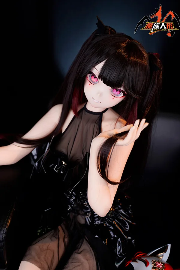 MOZU Doll 狐のコスプレガール・ラブドール 148cm H4854 星火 MOZUラブドール、アニメ風ピンク瞳と赤メッシュ黒髪。魅惑的な表情で黒シアー衣装。狐面とロゴで狐コスプレを表現。.