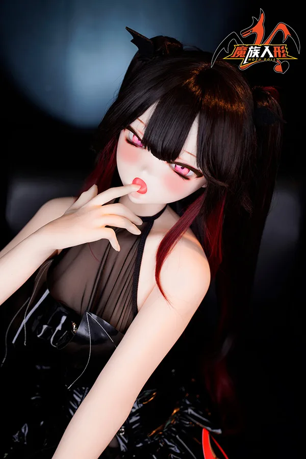 MOZU Doll 狐のコスプレガール・ラブドール 148cm H4854 星火 MOZUラブドール、ピンクの瞳とチーク、黒赤メッシュ髪のアニメ顔。指を唇にあてた誘惑的なポーズで、黒シアーな衣装を纏う。.