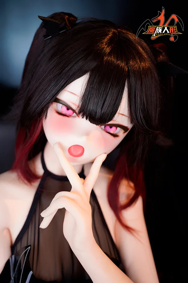 MOZU Doll 狐のコスプレガール・ラブドール 148cm H4854 星火 MOZUドール ラブドール、ピンクの瞳とチーク、黒髪赤メッシュ。Vサインをするアニメ風の表情。.