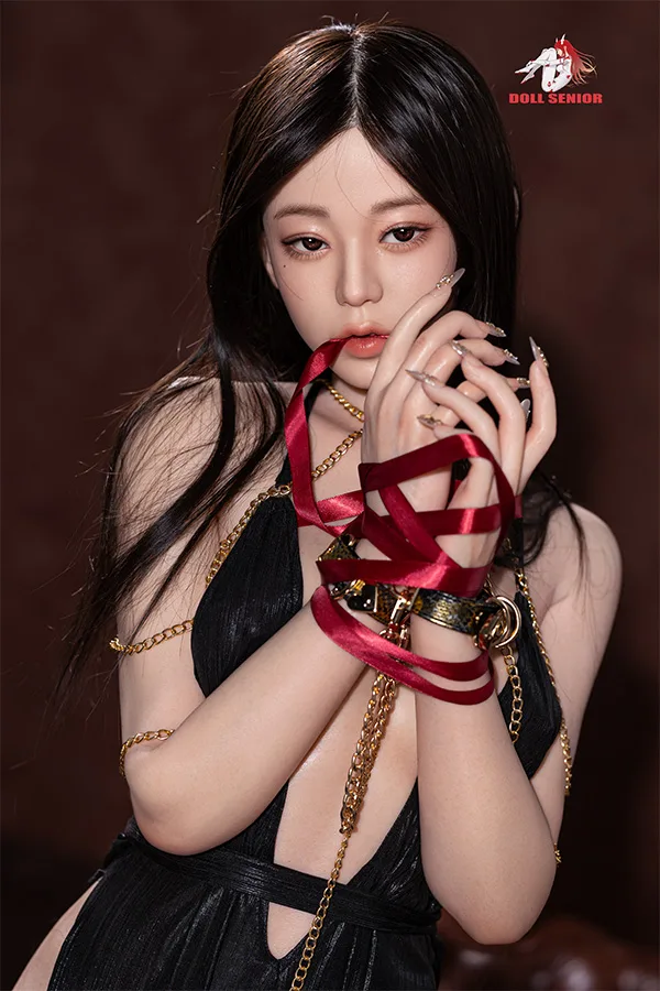 Doll Senior 韓国の財閥製高級アダルトトイズ・ラブドール 165cm H5022 颂英 Doll Senior高級ラブドール。黒の深Vドレス、赤いリボンと金チェーンで縛られた手。艶やかな黒髪と精巧なネイル。.